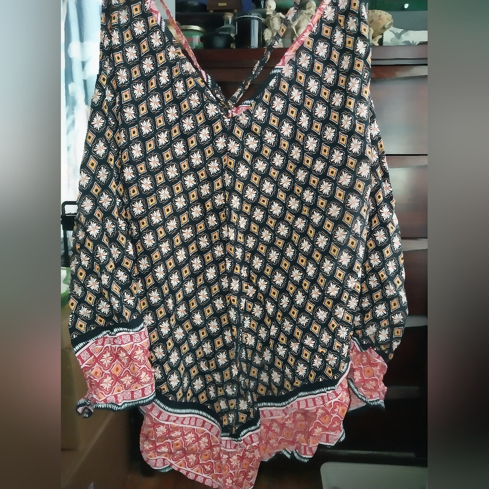Black and Red Patterned Women's Top - Picture 3 of 4